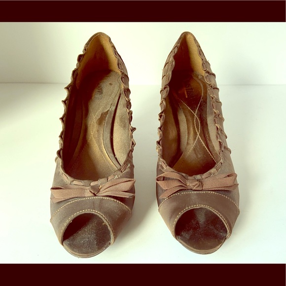 Peep Toe Ruffle Heels - Picture 2 of 7